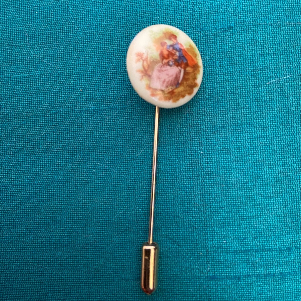 VINTAGE gold tone stick pin, looks like it depicts a couple in love.